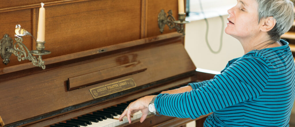 Frau spielt auf einem Klavier